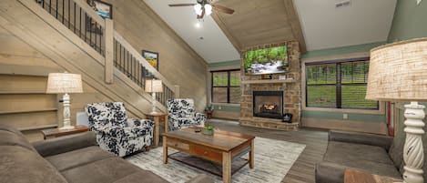 Chalet, plusieurs lits, bain à remous, vue montagne (Smoky Pines Chalet) | Coin séjour