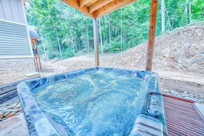 Outdoor spa tub - Break Time (Gatlinburg)