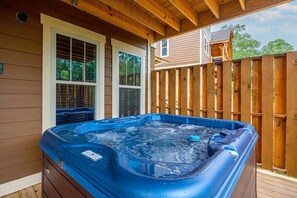 Outdoor spa tub - Mountain Palace (Gatlinburg)