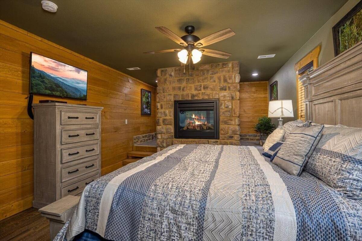 Chalet, Multiple Beds, Pool Access, Mountain View (Mountain Palace) | 4 bedrooms, individually decorated, individually furnished