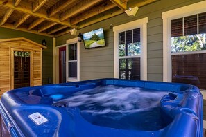 Indoor spa tub - Pirates Peak (Gatlinburg)