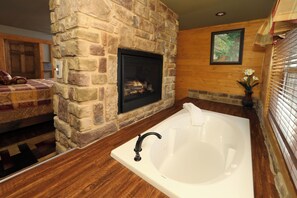 Chalet, Multiple Beds, Hot Tub, Mountain View (Firefly Nights) - Firefly Nights (Gatlinburg)