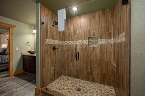 Chalet, varias camas, acceso a la alberca, vista a la montaña (Poolside Paradise) | Baño | Toallas 