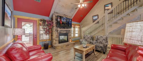 Chalet, letti multipli, accesso alla piscina, vista montagna (Blue Lagoon Cinema) | Area soggiorno