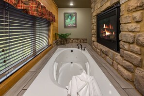 Chalet, Multiple Beds, Pool Access, Mountain View (Starry Starry Night) | Private spa tub - Starry Starry Night (Gatlinburg)