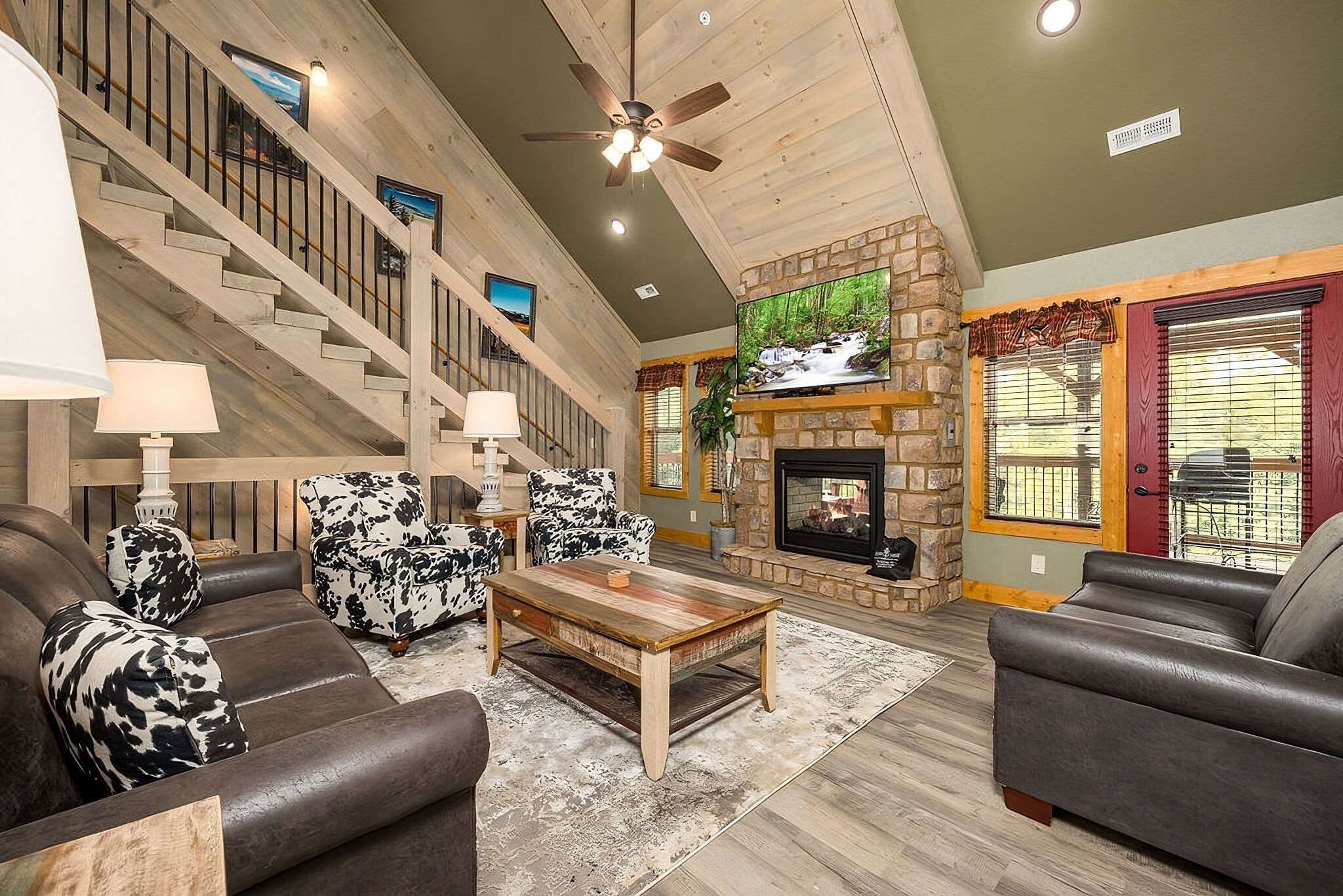 Alpehytte, flere senger, adgang til basseng, fjellutsikt (Starry Starry Night) | Oppholdsområde