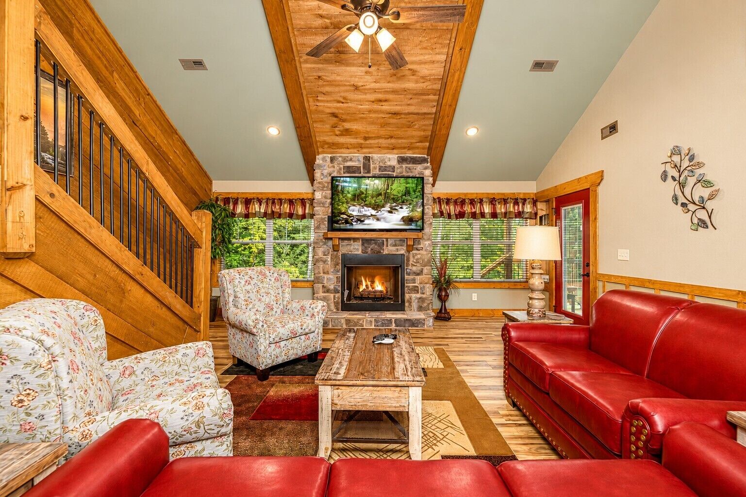 Chalet rustique, Plusieurs lits, baignoire à remous, vue sur la montagne (Tennessee Dream) | Aire de séjour