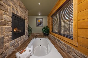 샬레, 침대(여러 개), 수영장 이용 (Fireside Retreat) | 욕실 | 타월