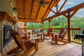 Outdoor dining - Tri Star Lodge (Gatlinburg)