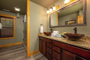 Chalet, Multiple Beds, Pool Access, Mountain View (Southern Comfort) | Bathroom | Towels - Southern Comfort (Gatlinburg)