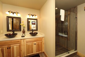 Chalet, Multiple Beds, Hot Tub, Mountain View (Misty Mountainside) | Bathroom | Towels - Misty Mountainside (Gatlinburg)