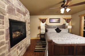 Chalet, Multiple Beds, Pool Access, Mountain View (Movie Dive-Inn) | 4 bedrooms, individually decorated, individually furnished - Movie Dive-inn (Gatlinburg)