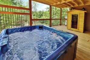 Outdoor spa tub - Movie Dive-inn (Gatlinburg)