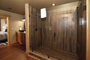 Chalet, Multiple Beds, Pool Access, Mountain View (Movie Dive-Inn) | Bathroom | Towels - Movie Dive-inn (Gatlinburg)