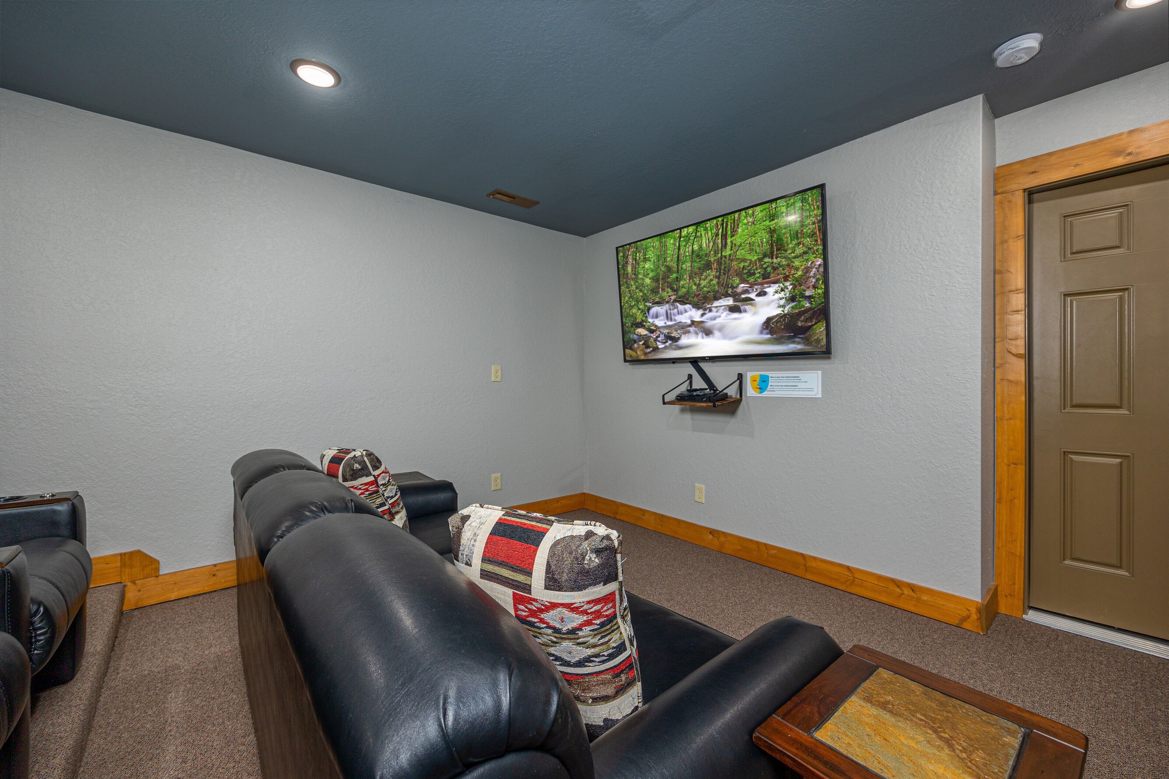 Room, Multiple Beds, Pool Access, Mountain View (Mountain Sunrise Pool Cottage) | Interior