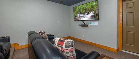 Room, Multiple Beds, Pool Access, Mountain View (Mountain Sunrise Pool Cottage) | Interior