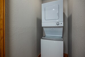 Room, Berbilang Katil, Pool Access, Mountain View (Mountain Sunrise Pool Cottage) | Dobi