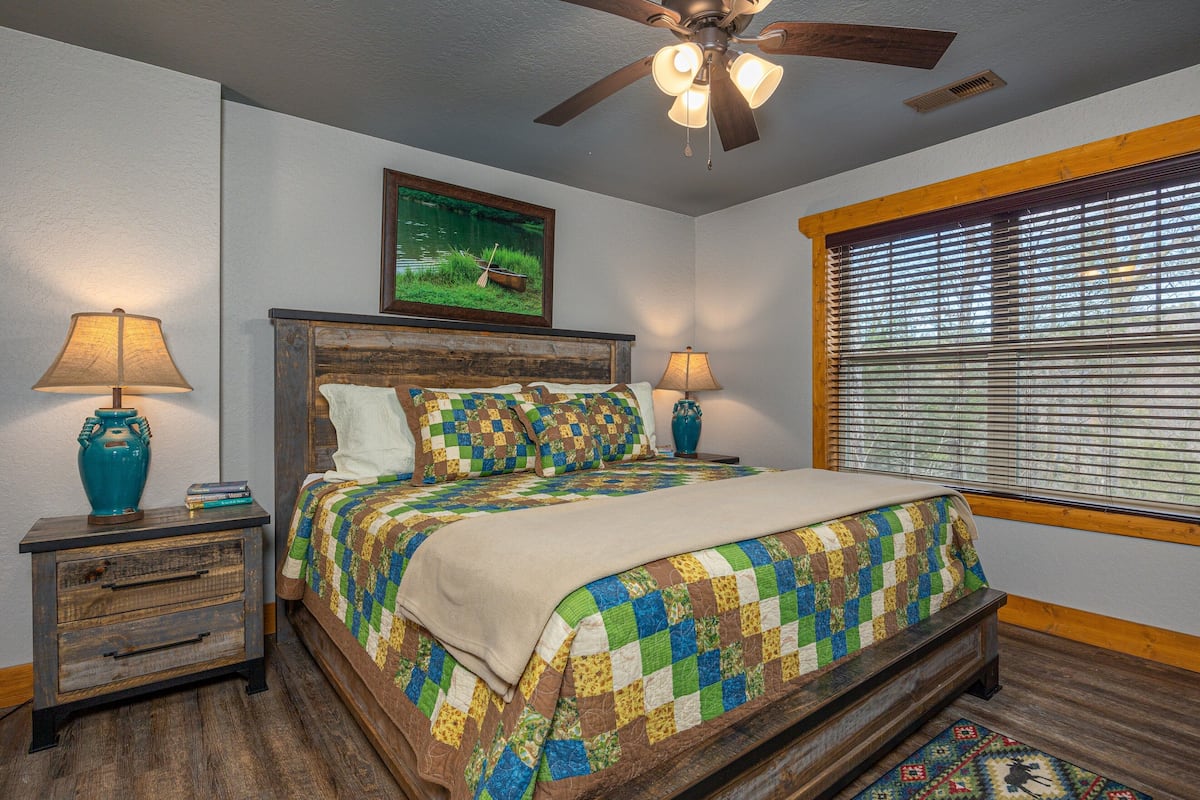 Huone, useita sänkyjä, pääsy uima-altaalle, vuoristonäköala (Mountain Sunrise Pool Cottage)