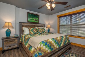 Huone, useita sänkyjä, pääsy uima-altaalle, vuoristonäköala (Mountain Sunrise Pool Cottage)