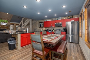 Chambre, plusieurs lits, accès piscine, vue montagne (Mountain Sunrise Pool Cottage) | Cuisine privée