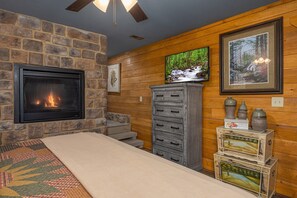 Room, Multiple Beds, Pool Access, Mountain View (Mountain Sunrise Pool Cottage) - Mountain Sunrise Pool Cottage (Gatlinburg)