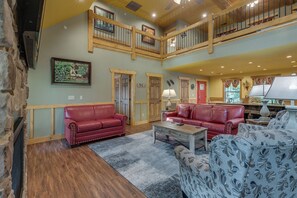Chalet, letti multipli, accesso alla piscina, vista montagna (Swimmin' in the Smokies) | Area soggiorno
