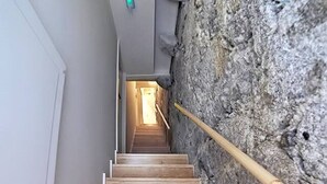 Interior - Cozy City Retreat in Central Porto by Lisbeyond (Porto)