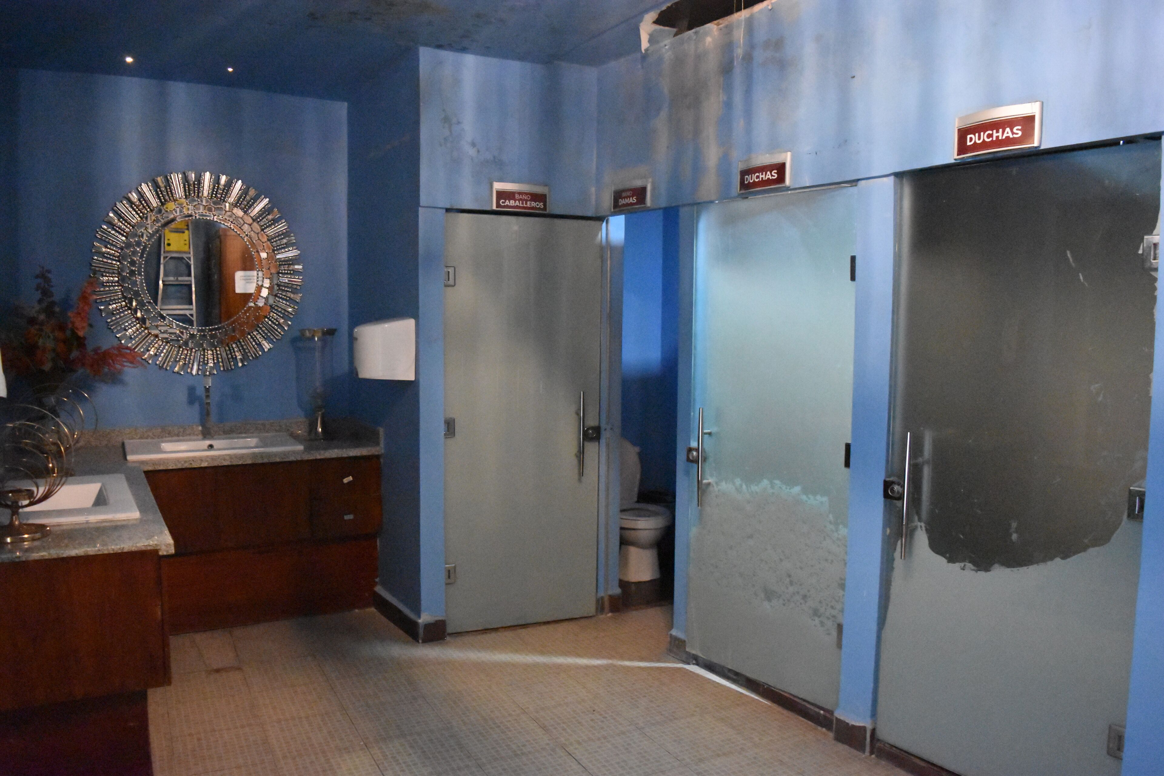 Sèche-cheveux, serviettes fournies, savon, papier toilette