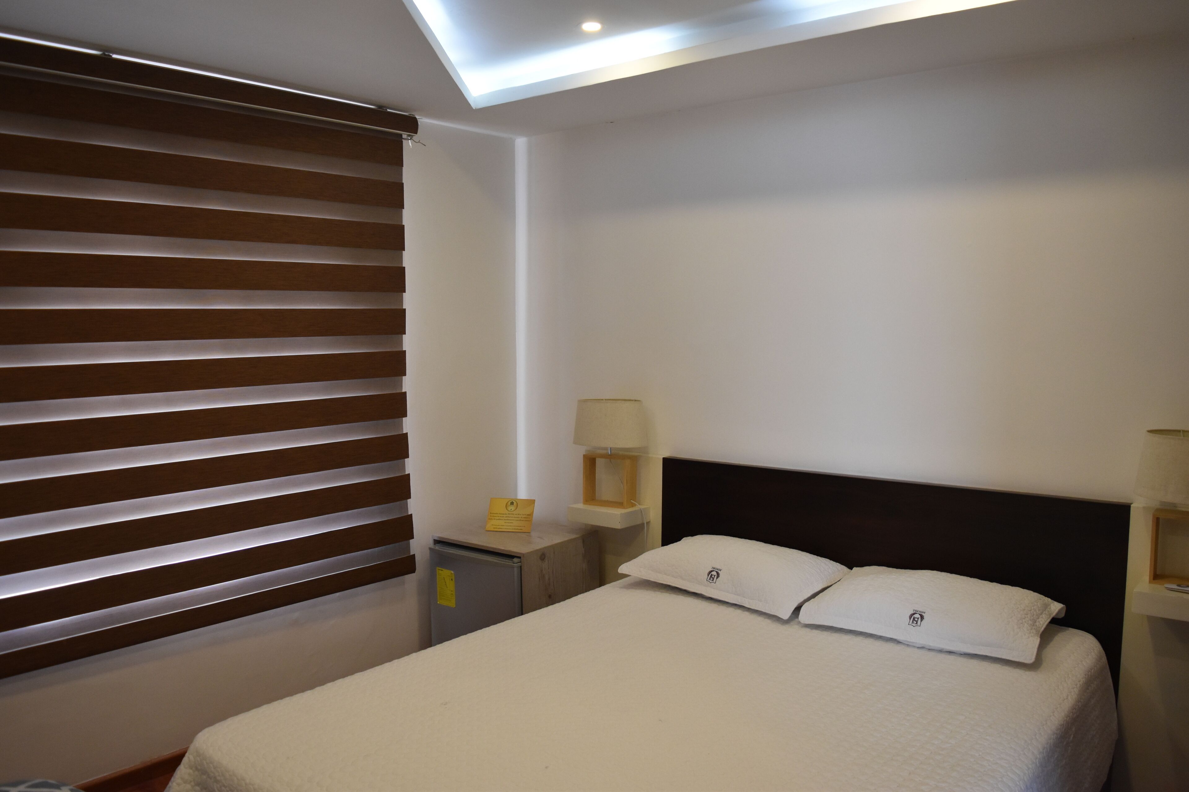 Tabla de planchar con plancha, internet y ropa de cama 