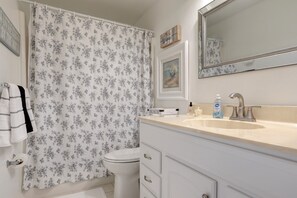 Regadera, secadora de cabello, toallas, papel de baño 