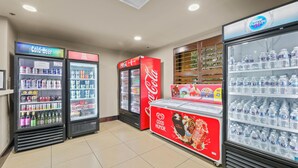 Ein Kiosk mit Getränkekühlern, einer Coca-Cola-Kühltheke und einem Wasserspender.