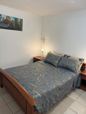 Planxa i posts de planxar, wifi i roba de llit 