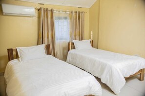 4 habitaciones, tabla de planchar con plancha, wifi y ropa de cama 