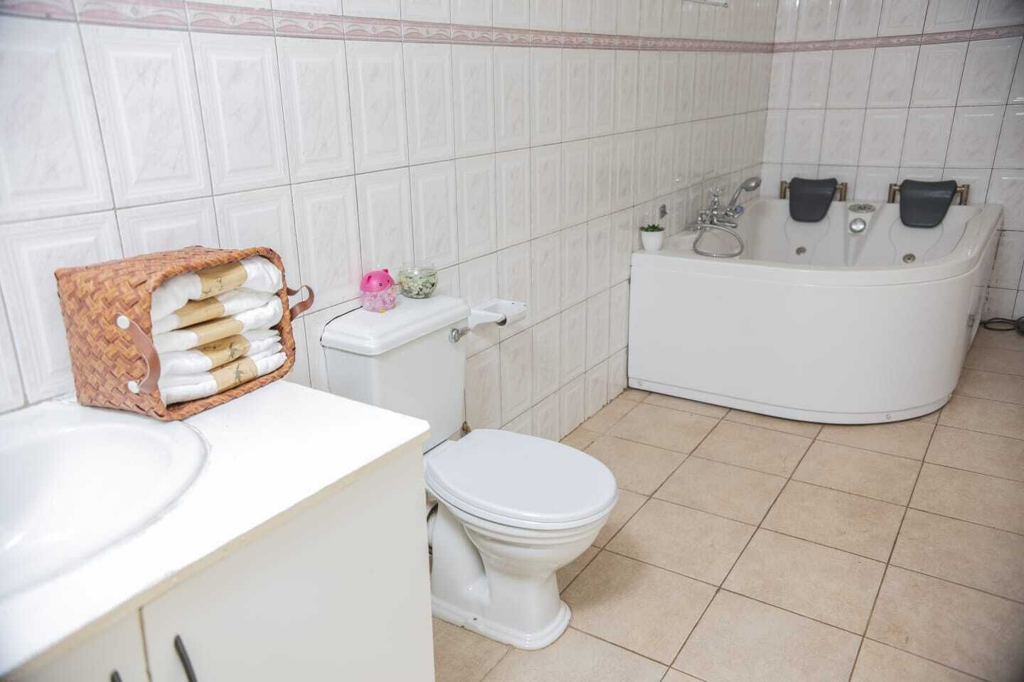 Baignoire à jets, serviettes fournies, papier toilette