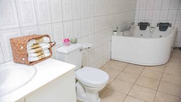 Jetted bath, towels, toilet paper