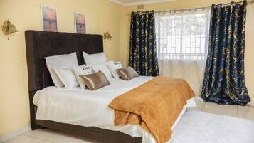 4 bedrooms, iron/ironing board, WiFi, bed sheets