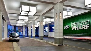 Moderni sisätilojen pysäköintialue, jossa on viherseinä, johon on sijoitettu teksti ”laketown WHARF”.