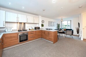 Fridge, microwave, oven, stovetop - 3BDR House | Free Private Parking | Private Garden (Stoke-on-Trent)