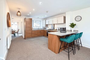 Fridge, microwave, oven, stovetop - 3BDR House | Free Private Parking | Private Garden (Stoke-on-Trent)