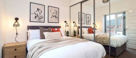 3 bedrooms, iron/ironing board, internet, bed sheets