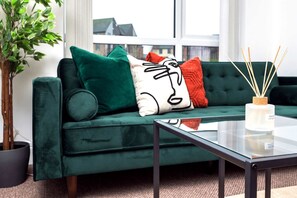 TV, offices - 3BDR House | Free Private Parking | Private Garden (Stoke-on-Trent)