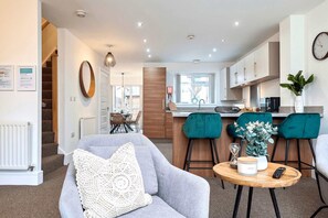 TV, offices - 3BDR House | Free Private Parking | Private Garden (Stoke-on-Trent)
