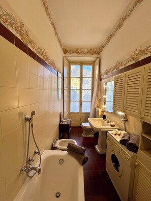 Hair dryer, bidet, towels, soap - Elegant Apartment inside Villa Fontana (Tremezzo)