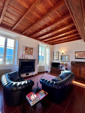 Smart TV - Elegant Apartment inside Villa Fontana (Tremezzo)