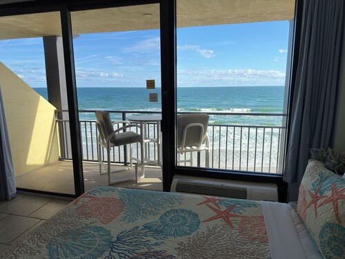 Spacious Ocean Front Studio for 4 with Picture-Perfect View!