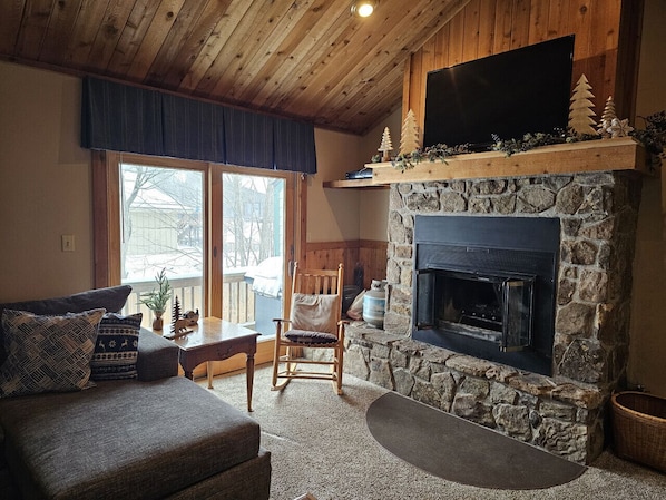 TV, fireplace