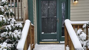 Un escalier en bois mène à une porte verte portant une plaque avec le numéro « A4 ».