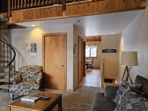 Una televisión, una chimenea