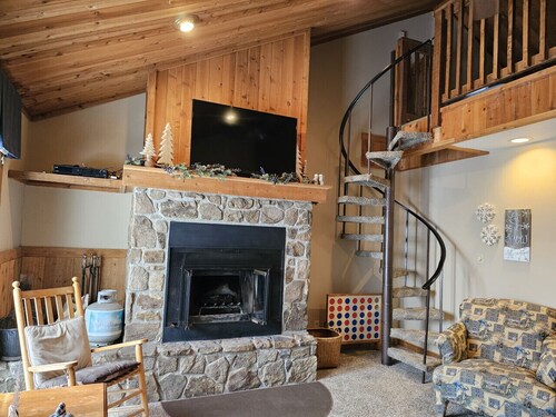 Timberline Lodge. Vaulted Ceilings, Fireplace & Walk-to-Slopes Access in Canaan Valley
