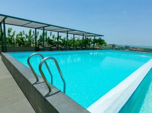 Una piscina al aire libre